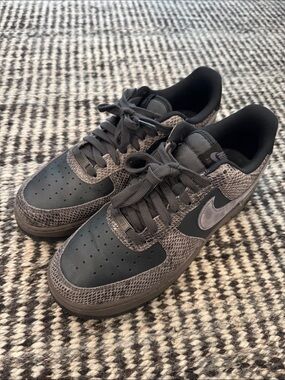 Nike Low-Top Sneakers - Black and Gray Snake Texture